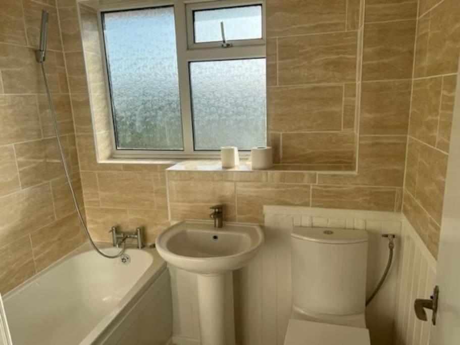 3 Bedroom Mid Terraced House Grays Εξωτερικό φωτογραφία